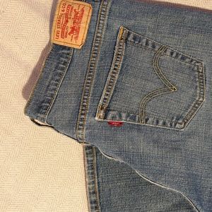 Woman's Levi's 515 Boot Cut Short